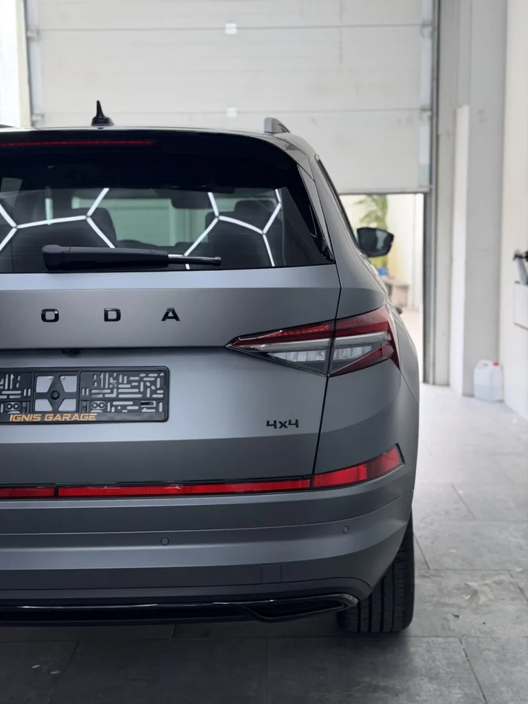 Skoda Kodiaq od tyłu — satynowe wykończenie i czarne oznaczenia