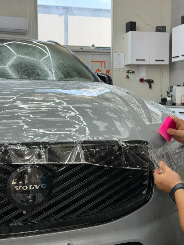 Dopasowywanie bezbarwnej folii PPF do przedniej części maski Volvo XC60