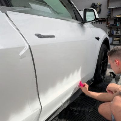 Oklejanie PPF drzwi tesla